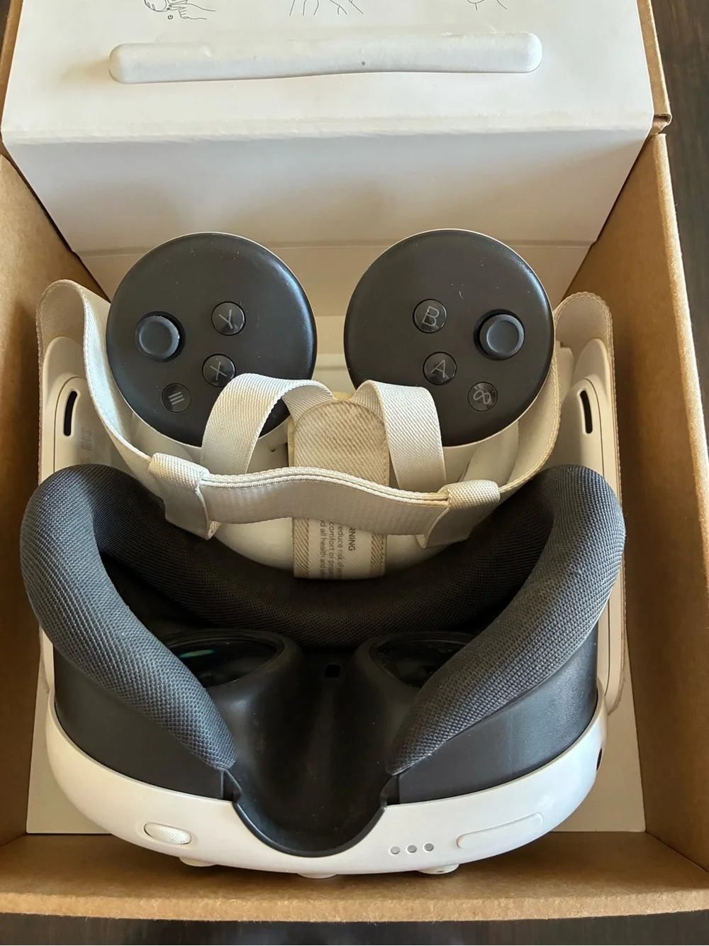 Meta Quest 3 White VR Headset with Controllers - Picture 2 of 4